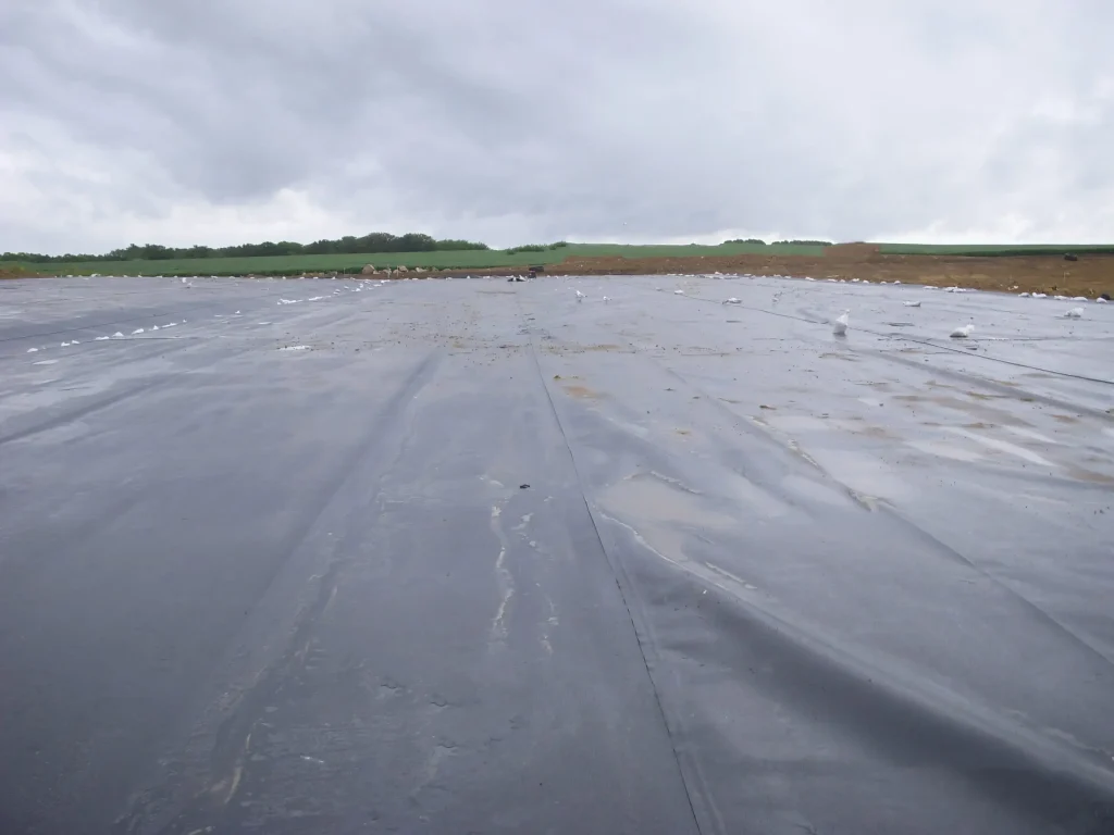 Instalación de geomembrana y tubo corrugado de polietileno de alta densidad TDR Ultra Tododren en un proyecto de drenaje y protección ambiental.