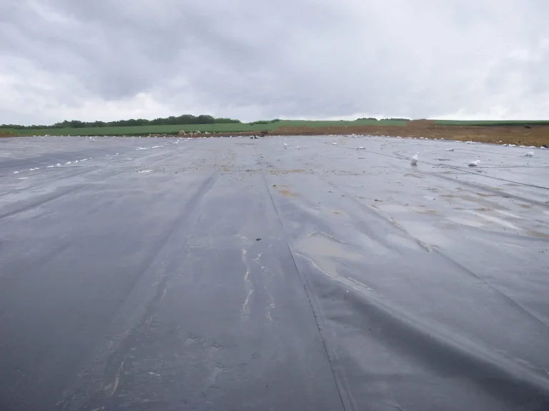 Instalación de geomembrana y tubo corrugado de polietileno de alta densidad TDR Ultra Tododren en un proyecto de drenaje y protección ambiental.