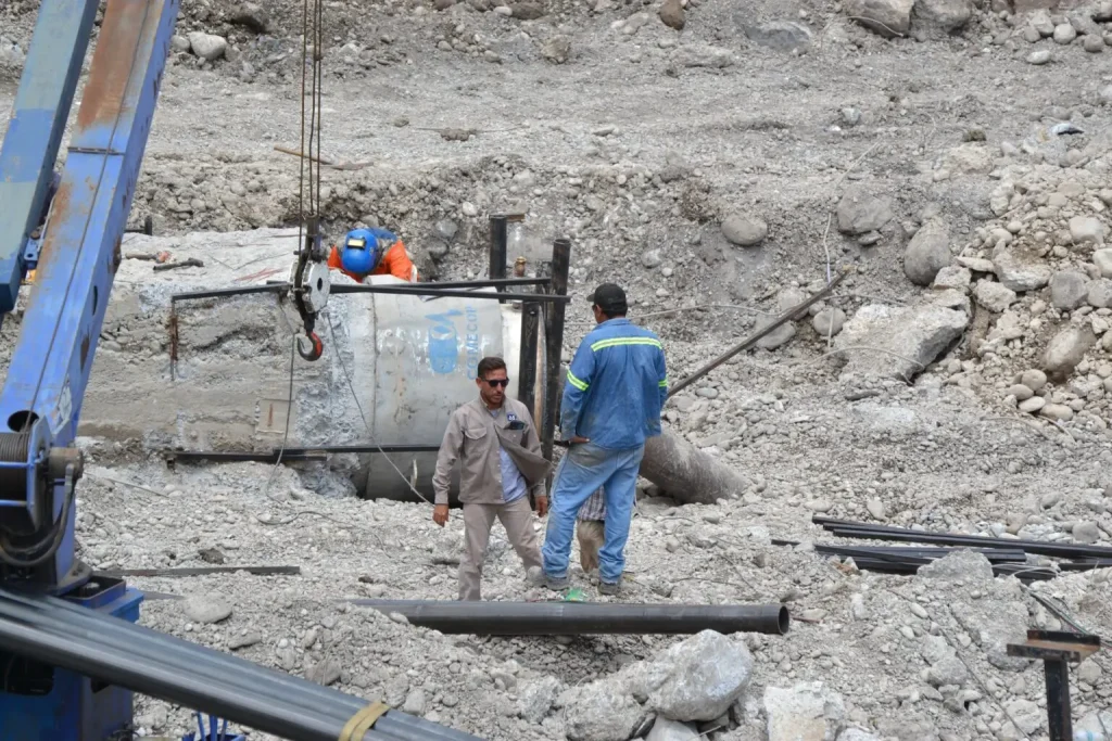 Tubería de concreto dañada por el huracán reemplazada por tubería de polietileno de alta densidad Tododren, restableciendo el suministro de agua en Santa Catarina, Nuevo León, en conjunto con Agua y Drenaje de Monterrey.