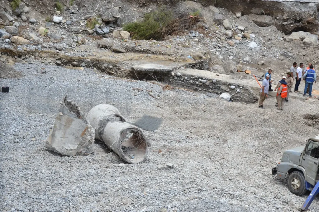 Tubería de concreto dañada por el huracán reemplazada por tubería de polietileno de alta densidad Tododren, restableciendo el suministro de agua en Santa Catarina, Nuevo León, en conjunto con Agua y Drenaje de Monterrey