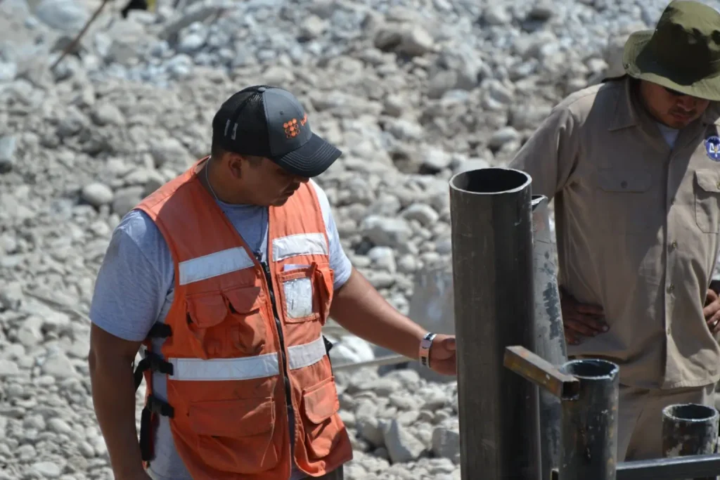 Tubería de concreto dañada por el huracán reemplazada por tubería de polietileno de alta densidad Tododren, restableciendo el suministro de agua en Santa Catarina, Nuevo León, en conjunto con Agua y Drenaje de Monterrey.