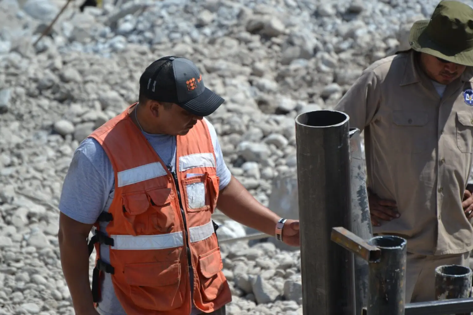 Instalación de tubería de alta presión para restablecer el agua en Santa Catarina