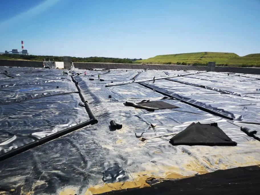 Tubería de polietileno de alta densidad sobre geomembrana de polietileno utilizada en proyectos de contención y drenaje.