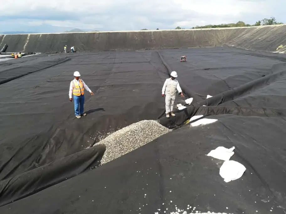 Instalación de geomembrana y tubo corrugado de polietileno de alta densidad TDR Ultra Tododren en un proyecto de drenaje y protección ambiental.
