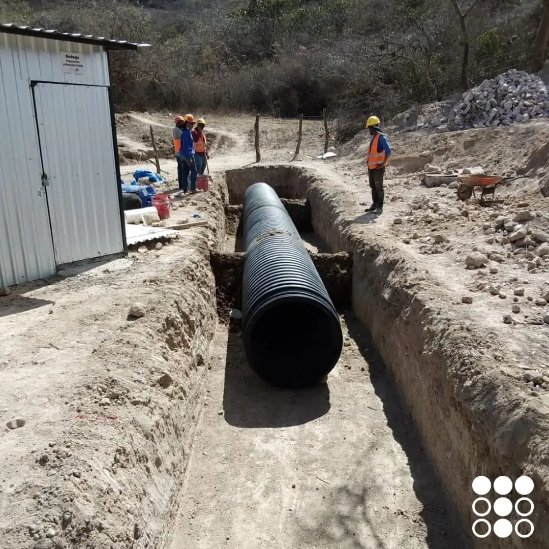 Unión hermética de tubería corrugada TDR Ultra en obra en Honduras