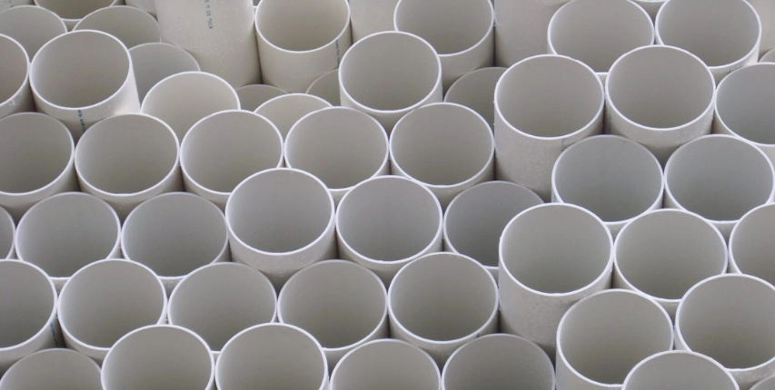 Tubería de PVC sanitario para riego agrícola, utilizada en sistemas de distribución de agua en cultivos.