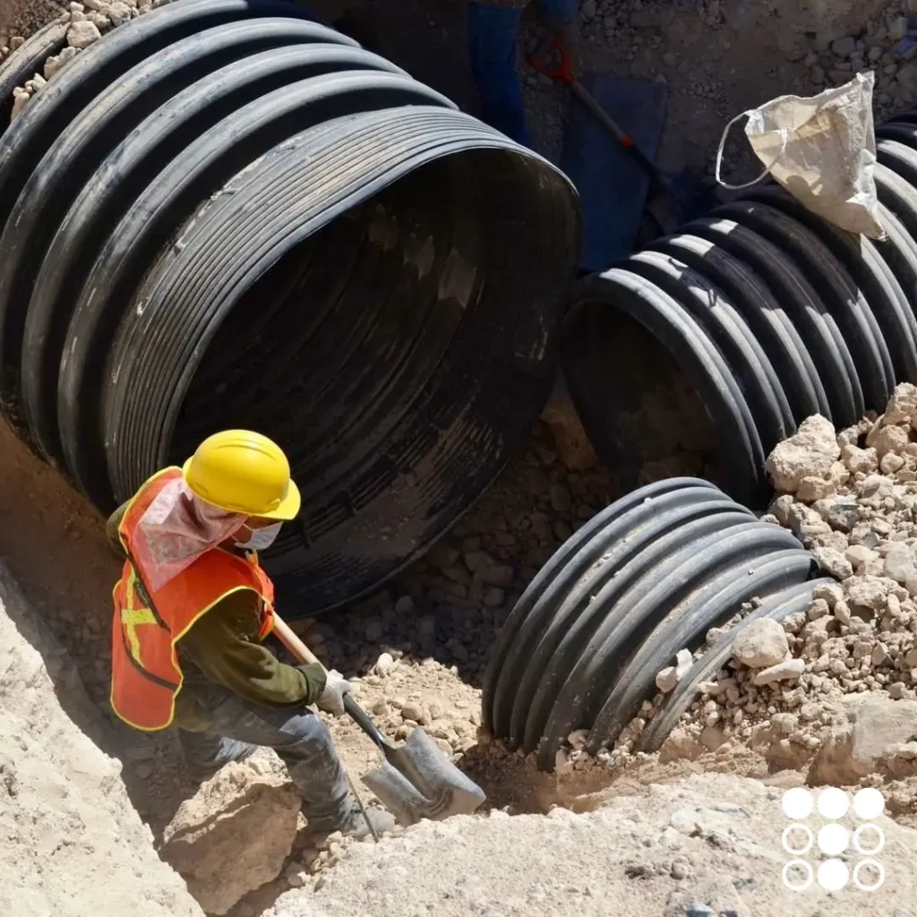 Instalación de tubo PEAD corrugado en Salinas Victoria, Nuevo León para proyecto de infraestructura.