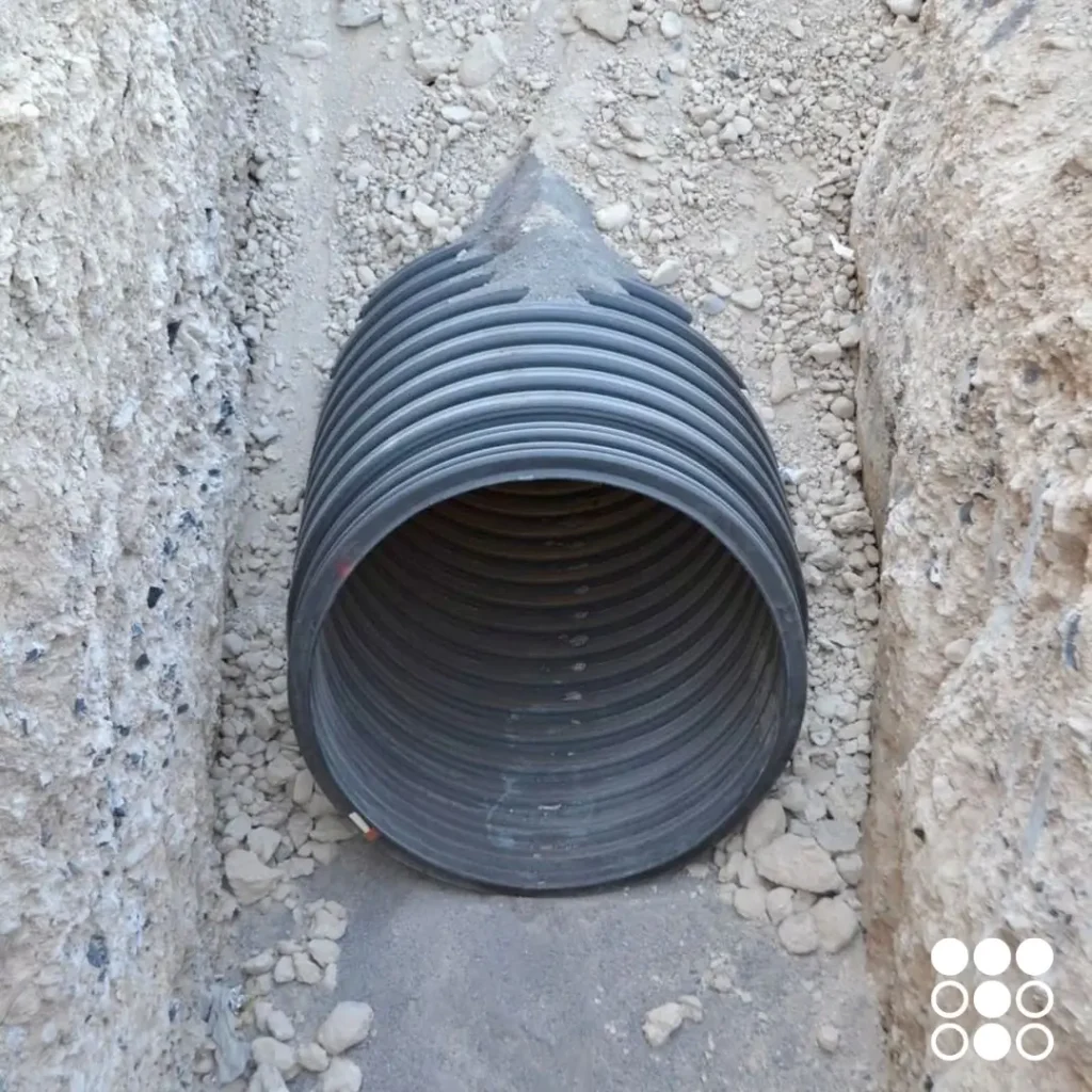 Instalación de tubo PEAD corrugado en Salinas Victoria, Nuevo León para proyecto de infraestructura.