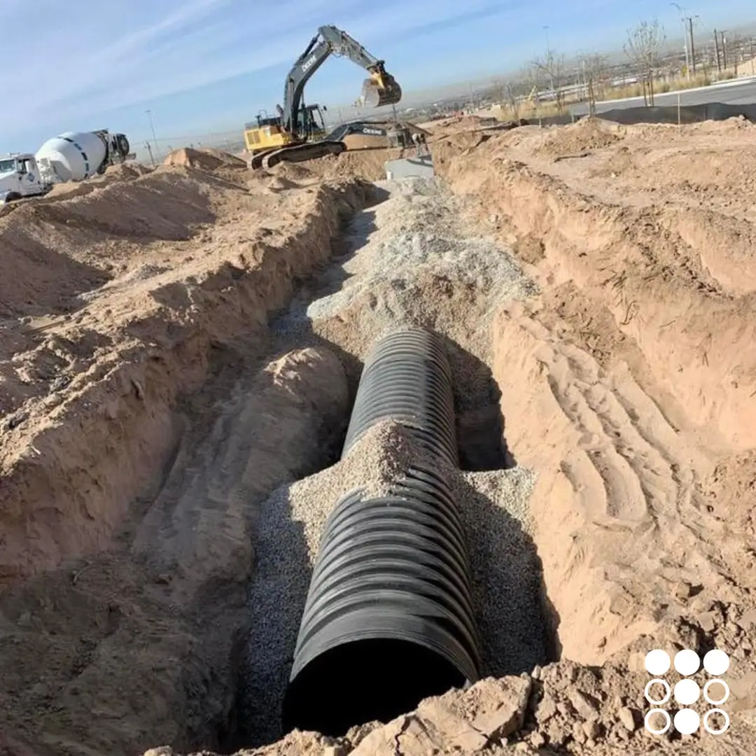 Instalación de tubería corrugada para drenaje subterráneo en El Paso, Texas