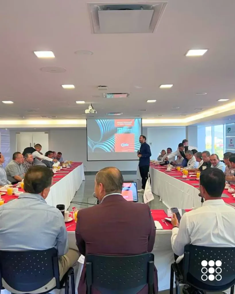 Presentación de Tododren durante la CMIC Nuevo León, destacando la participación de la marca en la industria de la construcción y su compromiso con soluciones de ingeniería civil.