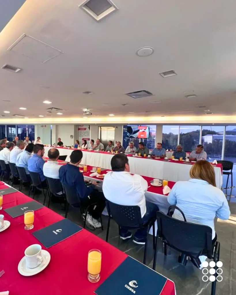 Presentación de Tododren durante la CMIC Nuevo León, destacando la participación de la marca en la industria de la construcción y su compromiso con soluciones de ingeniería civil.