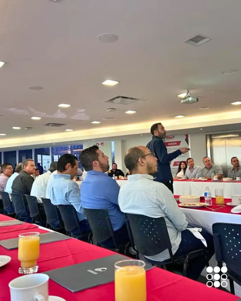 Presentación de Tododren durante la CMIC Nuevo León, destacando la participación de la marca en la industria de la construcción y su compromiso con soluciones de ingeniería civil.