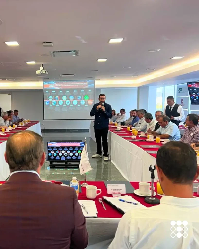 Presentación de Tododren durante la CMIC Nuevo León, destacando la participación de la marca en la industria de la construcción y su compromiso con soluciones de ingeniería civil.