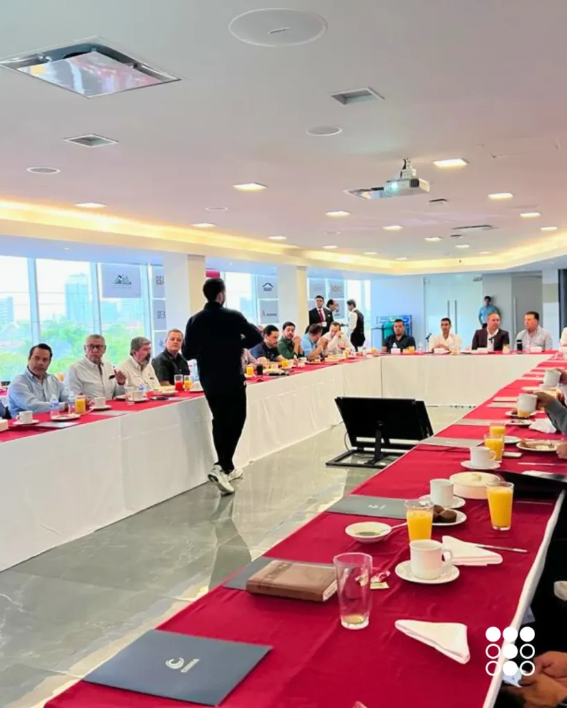 Presentación de Tododren durante la CMIC Nuevo León, destacando la participación de la marca en la industria de la construcción y su compromiso con soluciones de ingeniería civil.