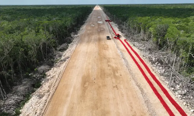 Instalación de tubería TDR Conduit para el cableado eléctrico del Tren Maya, asegurando la protección y conducción del sistema eléctrico.