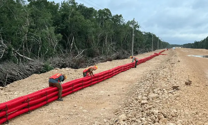 Instalación de tubería TDR Conduit para el cableado eléctrico subterraneo del Tren Maya, asegurando la protección y conducción del sistema eléctrico.