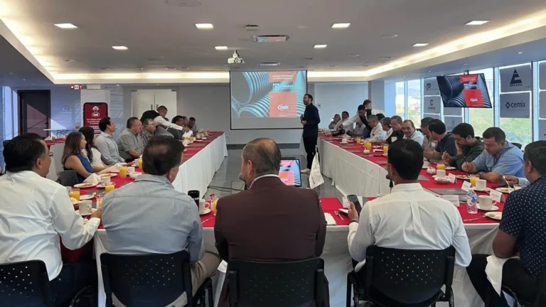 Presentación de Tododren durante la CMIC Nuevo León, destacando la participación de la marca en la industria de la construcción y su compromiso con soluciones de ingeniería civil.