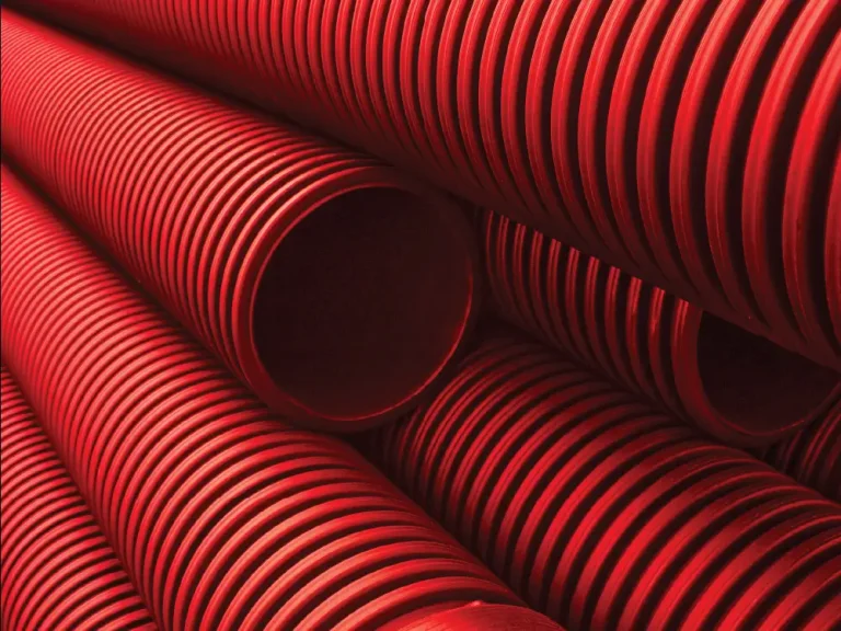 Tramos de tubo corrugado TDR Conduit para instalación de cableado eléctrico.