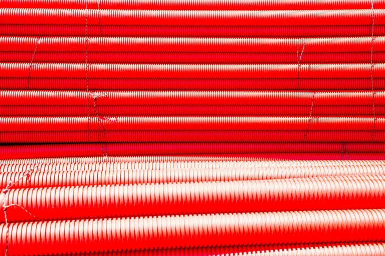 Tubería TDR Conduit para instalación eléctrica subterránea, resistente y duradera para proteger cables eléctricos en proyectos de infraestructura.