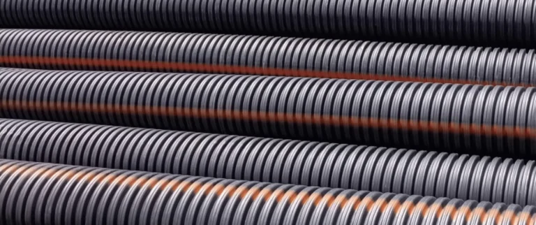 Tubería PEAD corrugada, utilizada en aplicaciones de drenaje y transporte de líquidos, destacando sus beneficios como resistencia y flexibilidad.