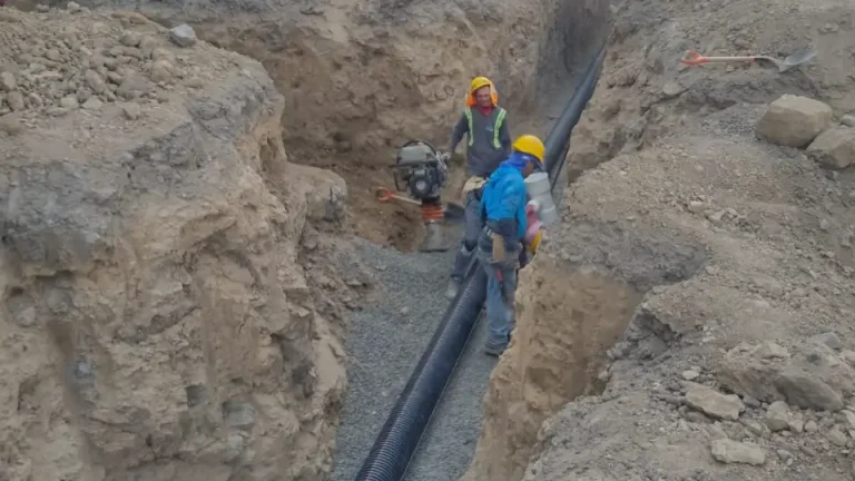 Instalación de tubo corrugado de 6 pulgadas para drenaje, una solución eficiente y duradera para proyectos de infraestructura.