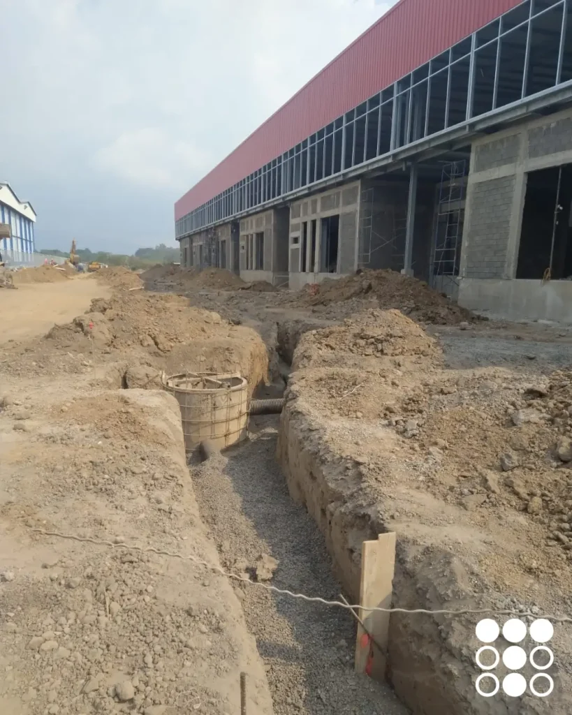 Instalación de tubo corrugado para drenaje, una solución eficiente y duradera para proyectos de infraestructura.