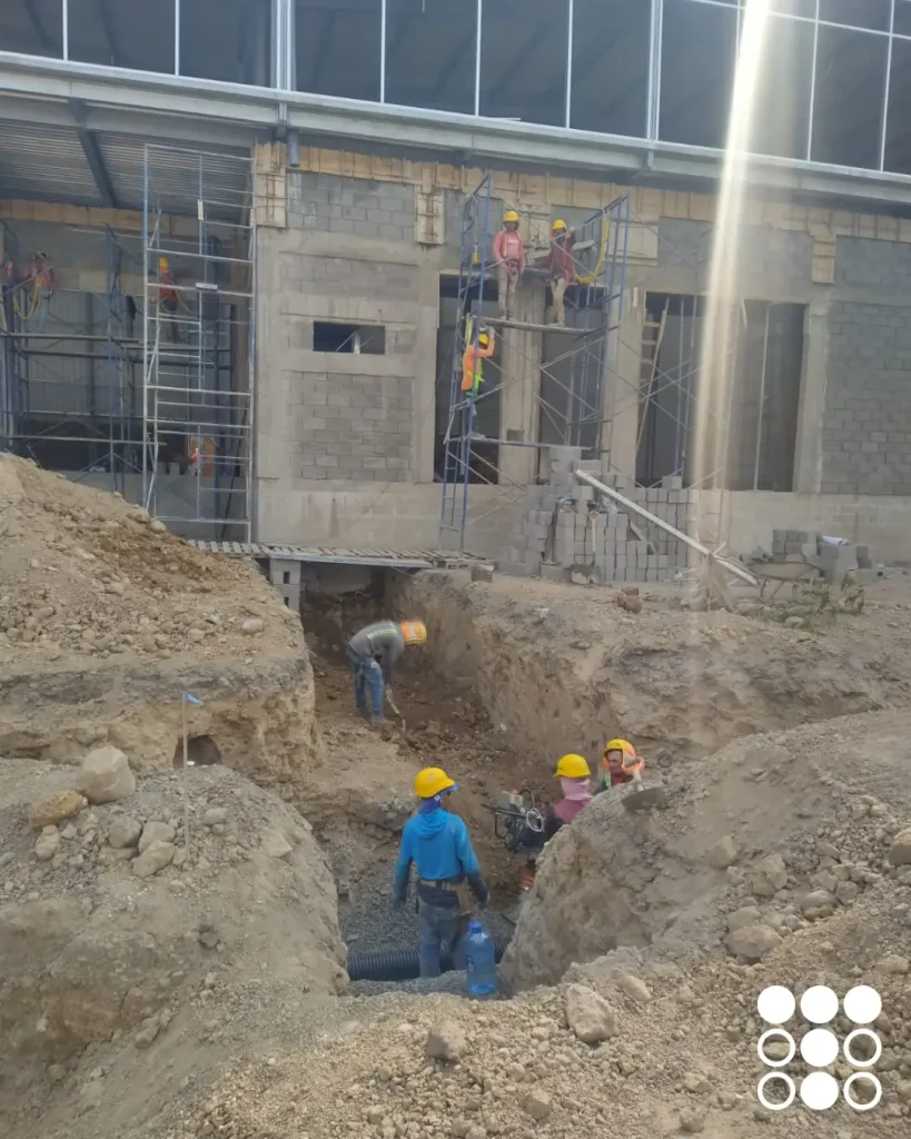 Instalación de tubo corrugado para drenaje, una solución eficiente y duradera para proyectos de infraestructura.