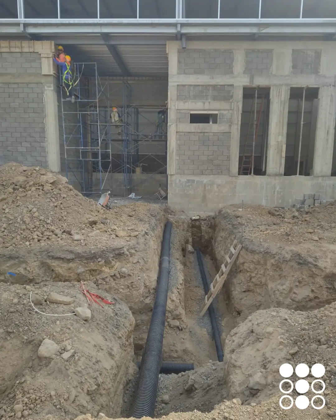 Instalación de tubo para drenaje pluvial en parque industrial