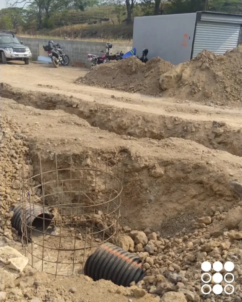 Instalación de tubo corrugado para drenaje, una solución eficiente y duradera para proyectos de infraestructura.