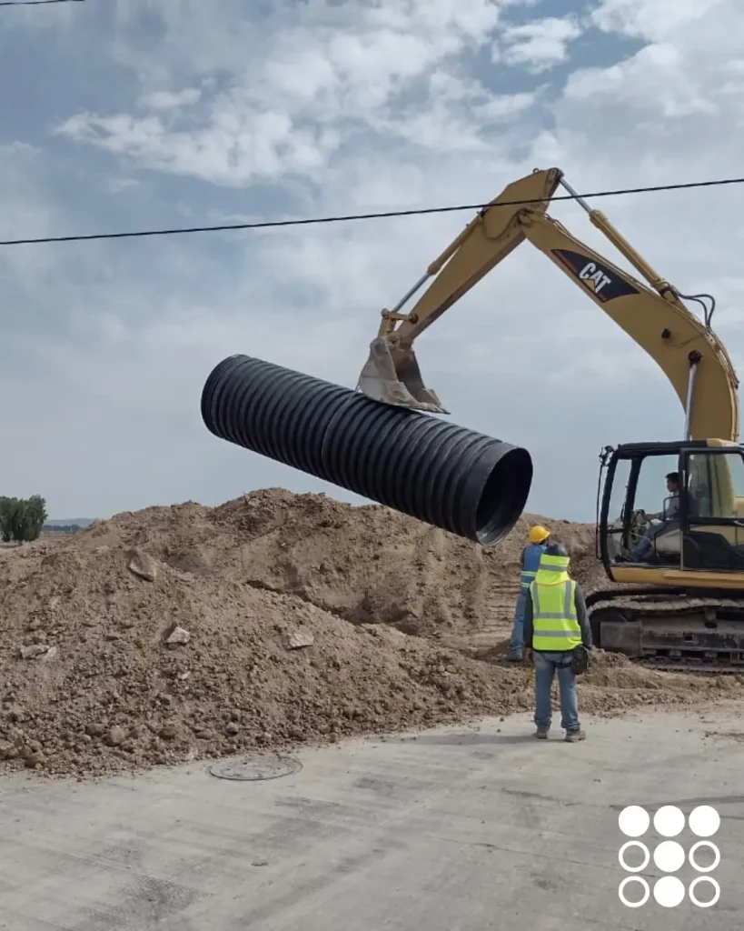 Instalación de tubo de polietileno corrugado TDR Ultra para drenaje, un producto eficiente y duradero de Tododren.