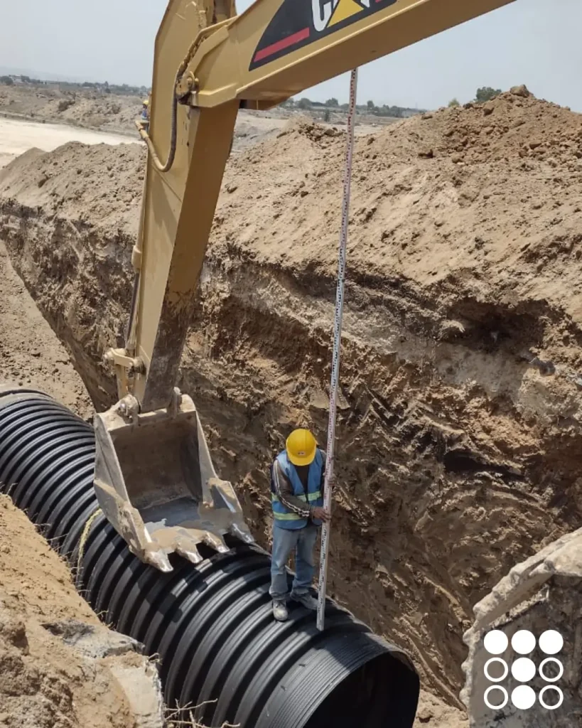 Instalación de tubo de polietileno corrugado TDR Ultra para drenaje, un producto eficiente y duradero de Tododren.