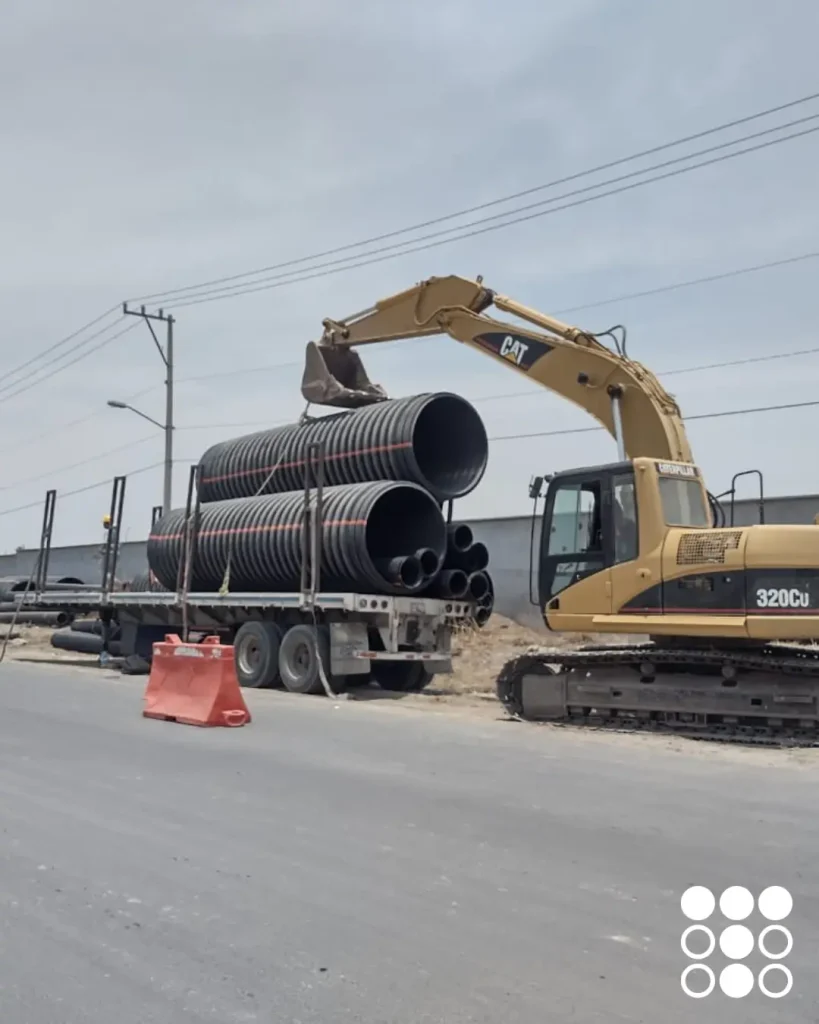 Instalación de tubo de polietileno corrugado TDR Ultra para drenaje, un producto eficiente y duradero de Tododren.