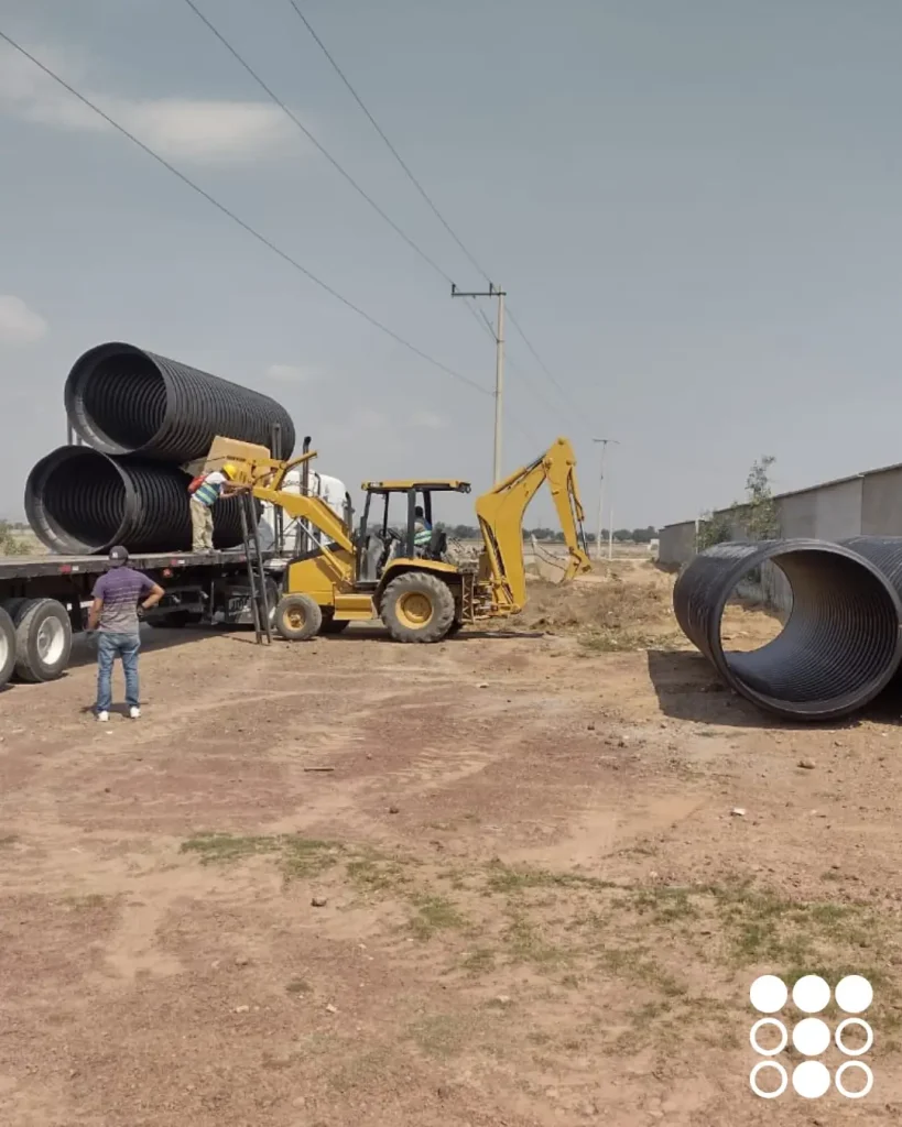 Instalación de tubo de polietileno corrugado TDR Ultra para drenaje, un producto eficiente y duradero de Tododren.