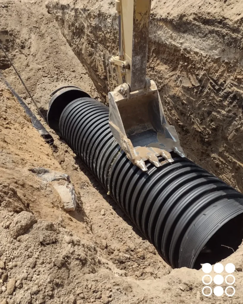 Instalación de tubo de polietileno corrugado TDR Ultra para drenaje, un producto eficiente y duradero de Tododren.
