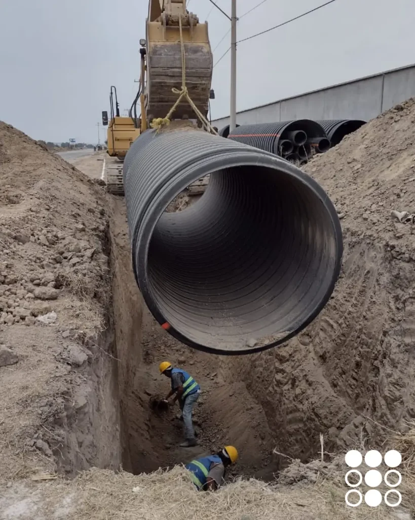 Instalación de tubo de polietileno corrugado TDR Ultra para drenaje, un producto eficiente y duradero de Tododren.