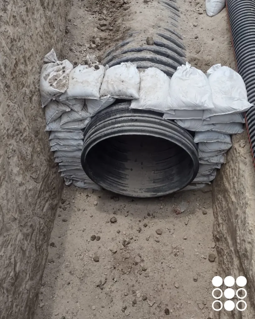 Instalación de tubo de polietileno corrugado TDR Ultra para drenaje, un producto eficiente y duradero de Tododren.