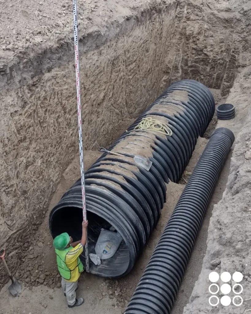 Instalación de tubo de polietileno corrugado TDR Ultra para drenaje, un producto eficiente y duradero de Tododren.