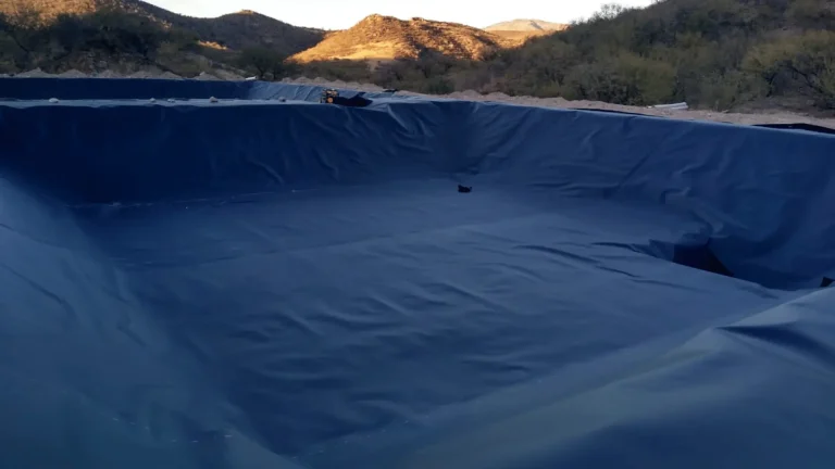 Instalación de geomembrana en aplicaciones de ingeniería civil, ambiental y geotécnica para protección y control ambiental.