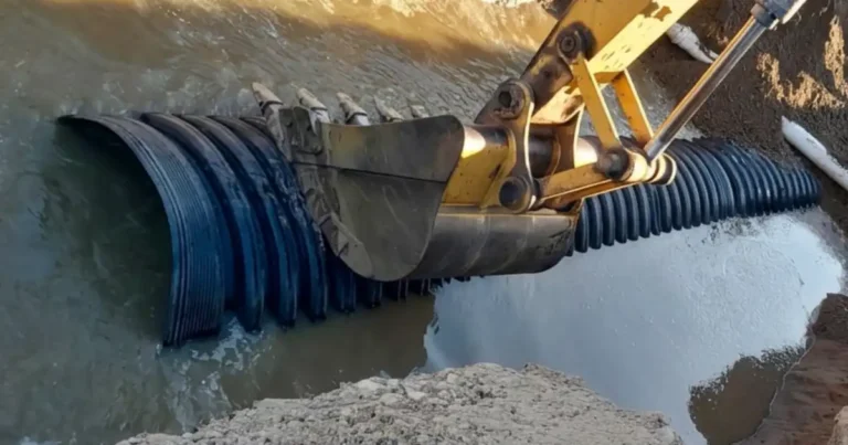 Flotación de tubería de PEAD corrugado en zanja inundada durante la instalación