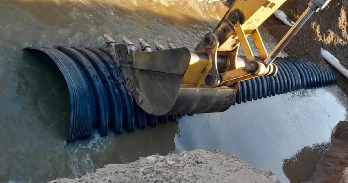 Flotación de tubería de PEAD corrugado en zanja inundada durante la instalación